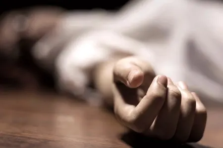 4 yaşlı uşaq koronavirusdan ölən anasının cəsədi ilə - 16 SAAT BİR EVDƏ QALDI