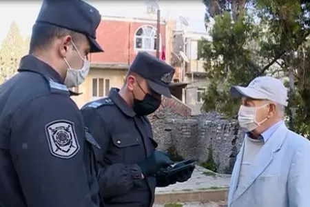 Polislər Gəncədə əhali ilə profilaktik söhbətlər aparıb - -Fotolar