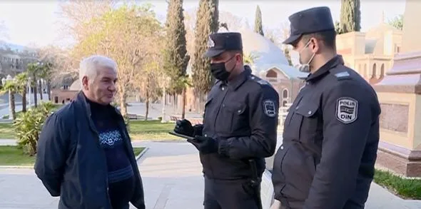 Polislər Gəncədə əhali ilə profilaktik söhbətlər aparıb - -Fotolar