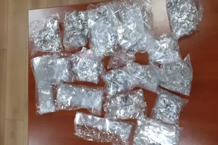 Külli miqdarda zərgərlik məmulatı keçirmək istədi