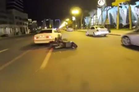 Bakının mərkəzində avtomobilə çırpılan motosiklet belə aşdı - – VİDEO