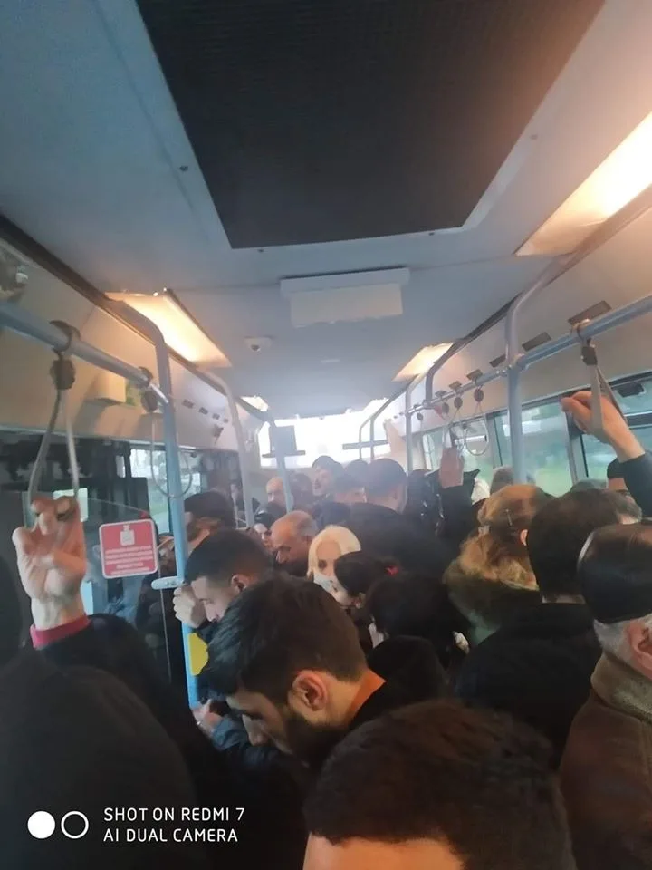 Bakıda avtobuslarda biabırçı görüntülər - – VİRUS YAYILA BİLƏR