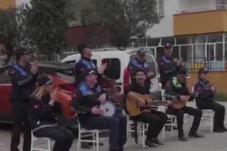 Polislərdən koronavirusa cavab - KARANTİNDƏ OLANLAR ÜÇÜN KONSERT VERDİLƏR - VİDEO