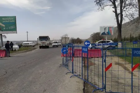 Polis postlarından vətəndaşların və avtomobillərin buraxılışı qaydası - TƏSDİQLƏNDİ