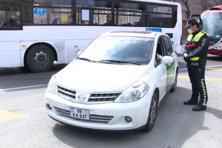 Polislər əhalinin xüsusi karantin rejiminə riayət etməsi üçün tədbirlər aparır