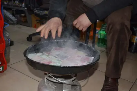 Özünü koronavirusdan qoruyur - PULLARI 100 DƏRƏCƏDƏ QAYNADIR - FOTO