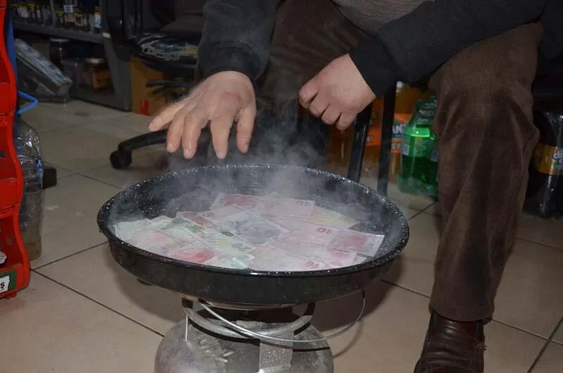 Özünü koronavirusdan qoruyur - PULLARI 100 DƏRƏCƏDƏ QAYNADIR - FOTO
