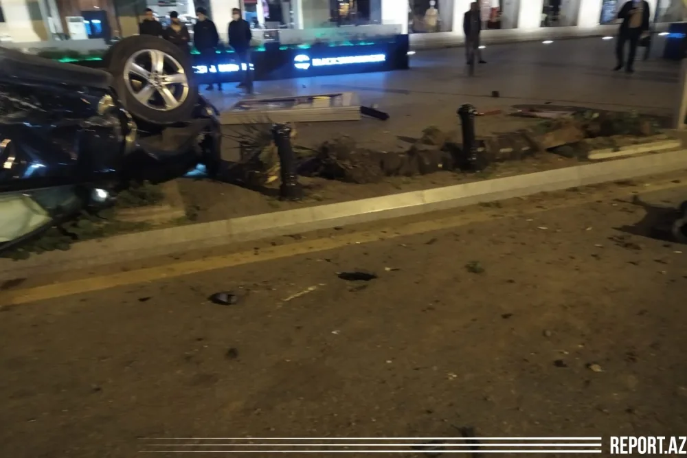 Bakının mərkəzində yol qəzası - AVTOMOBİL AŞDI - FOTO