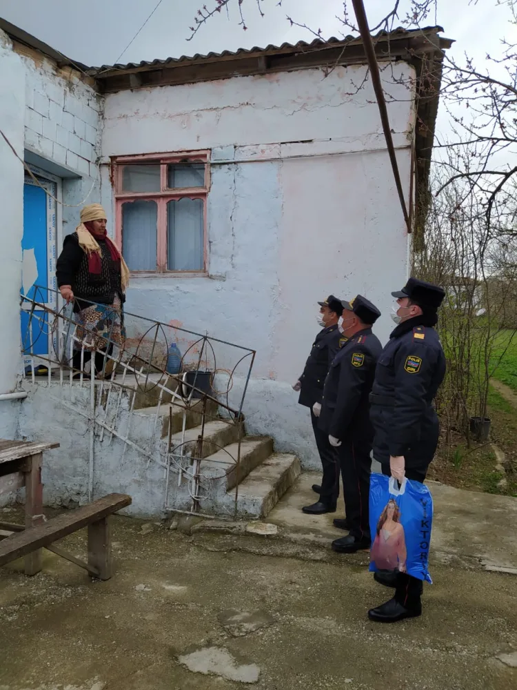 Xızı polisi yaşlı insanlara - ƏRZAQ YARDIMI ETDİ - FOTO