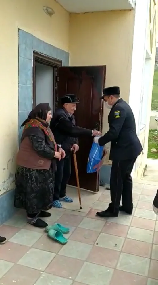 Xızı polisi yaşlı insanlara - ƏRZAQ YARDIMI ETDİ - FOTO