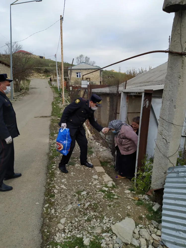 Xızı polisi yaşlı insanlara - ƏRZAQ YARDIMI ETDİ - FOTO