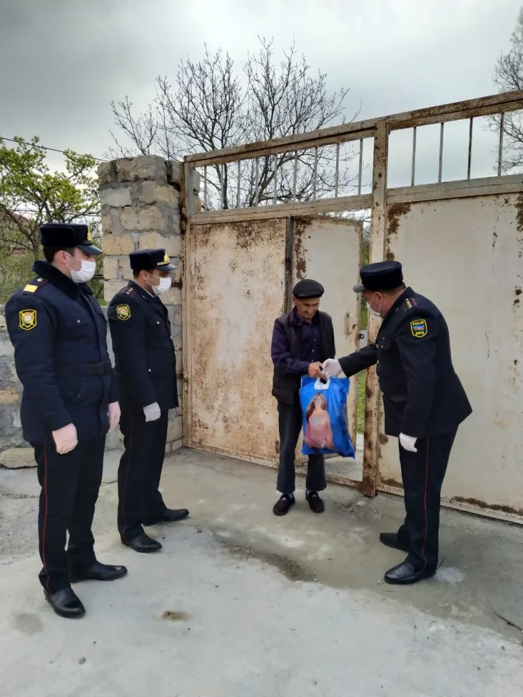 Xızı polisi yaşlı insanlara - ƏRZAQ YARDIMI ETDİ - FOTO