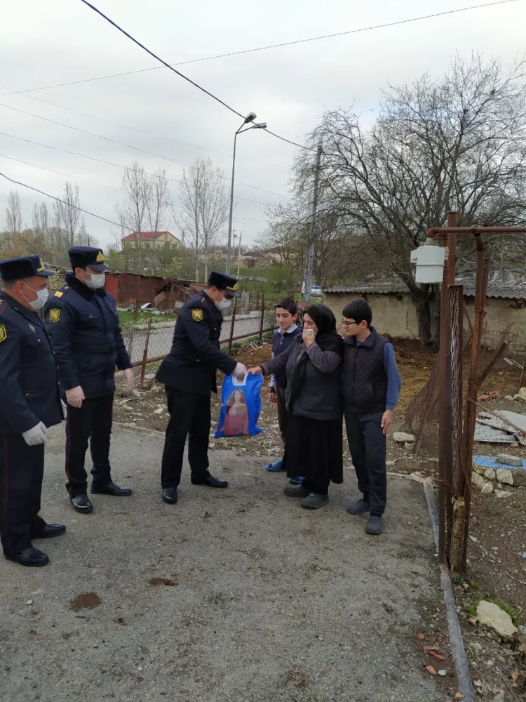 Xızı polisi yaşlı insanlara - ƏRZAQ YARDIMI ETDİ - FOTO