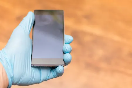 Qapı tutacağı, su kranı və mobil telefonlar - KORONAVİRUSA YOLUXDURMUR - ARAŞDIRMA