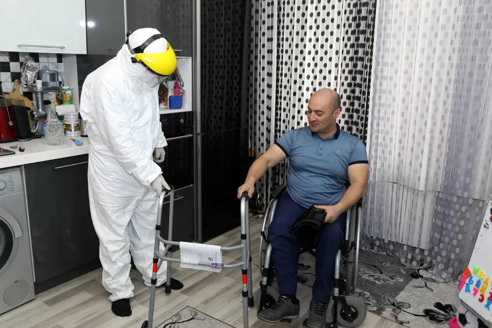 Daha bir qrup əlilə reabiltasiya vasitələri verildi - FOTOLAR