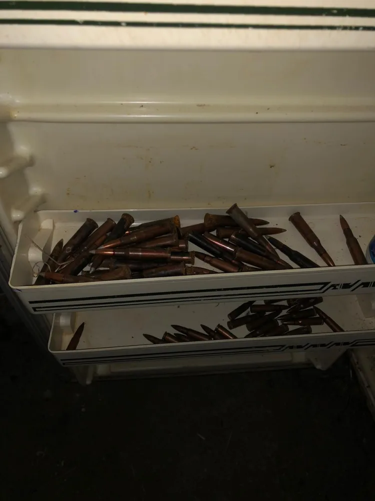 Axtarışda olan keçmiş məhkumun evində - QUMBARA AŞKARLANDI - FOTO