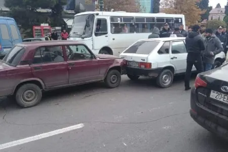 Bakıda körpüdə zəncirvarı qəza tıxac yaratdı