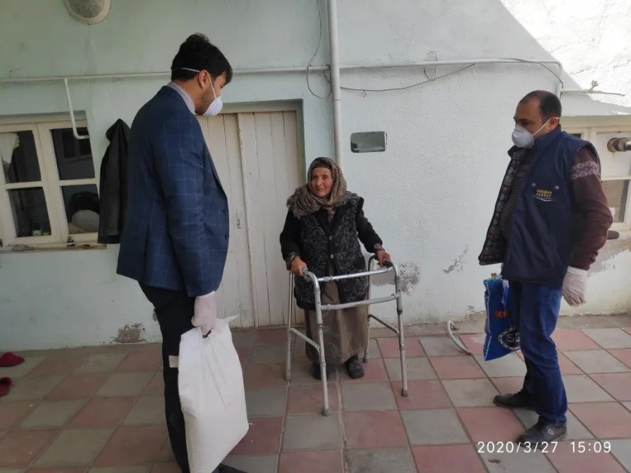 “Qazax Sement Zavodu” MMC tənha yaşlılara bir aylıq - ƏRZAQ PAYLAYIB