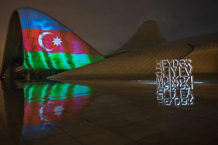 Heydər Əliyev Mərkəzinin binası üzərində Fransa bayrağı əks olunub - FOTO