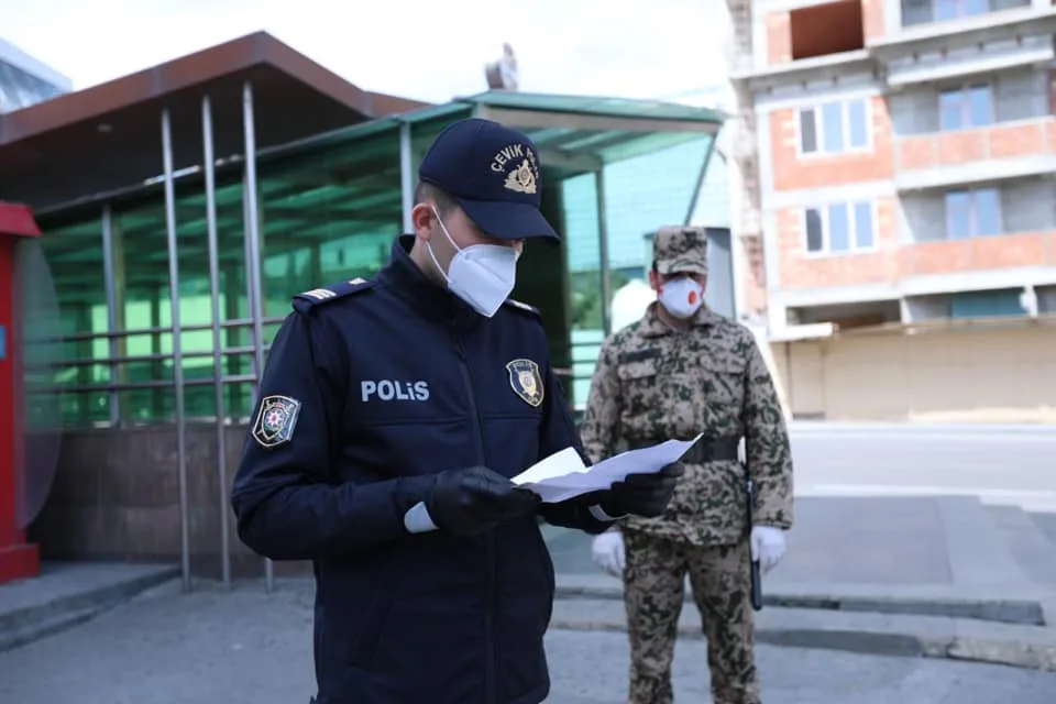 Bakıda polis xüsusi karantin rejimini pozanları aşkarlamağa davam edir - FOTO
