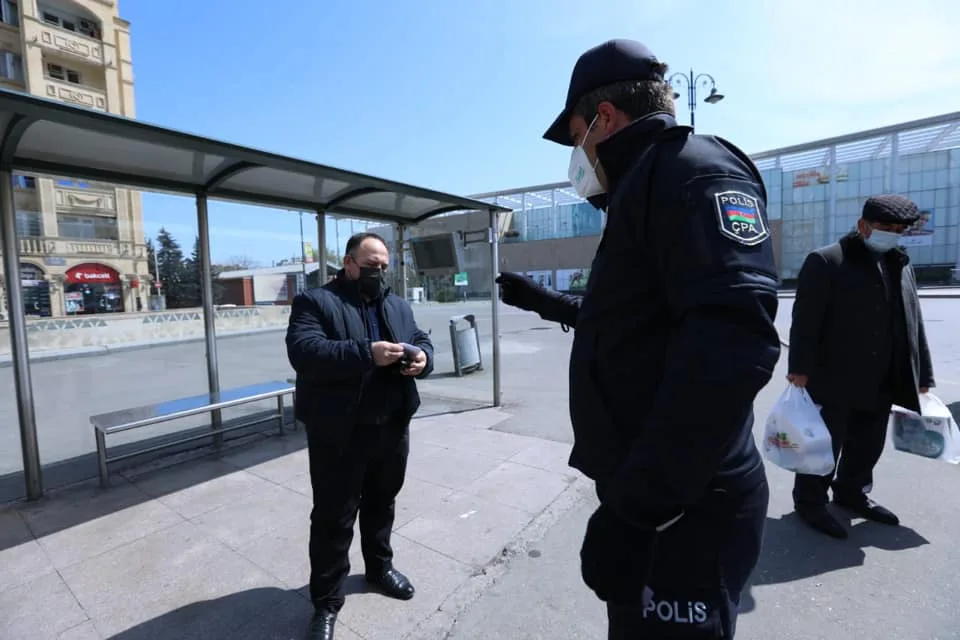 Bakıda polis xüsusi karantin rejimini pozanları aşkarlamağa davam edir - FOTO