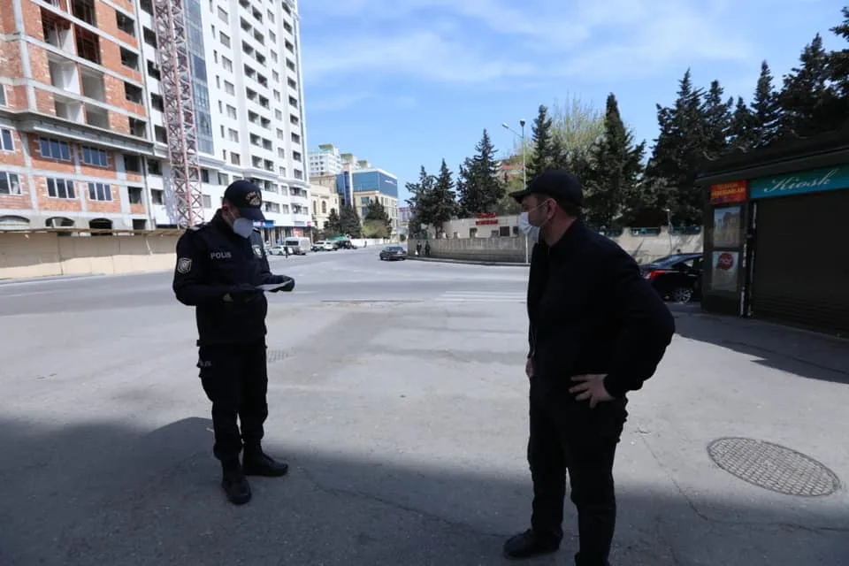 Bakıda polis xüsusi karantin rejimini pozanları aşkarlamağa davam edir - FOTO