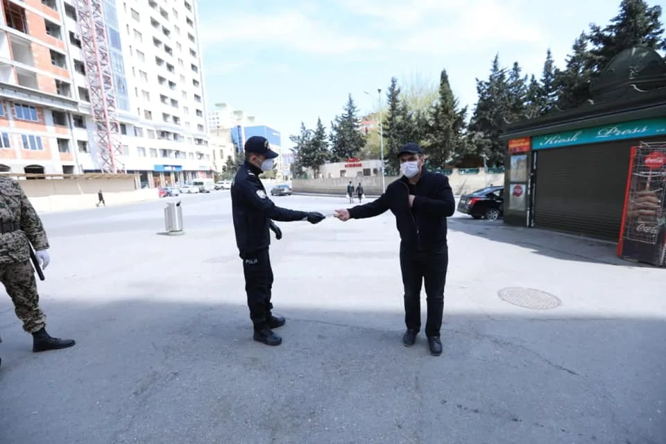 Bakıda polis xüsusi karantin rejimini pozanları aşkarlamağa davam edir - FOTO