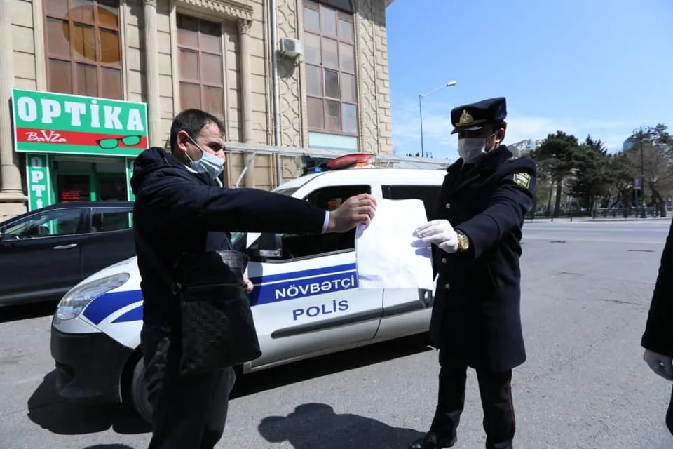 Bakıda polis xüsusi karantin rejimini pozanları aşkarlamağa davam edir - FOTO