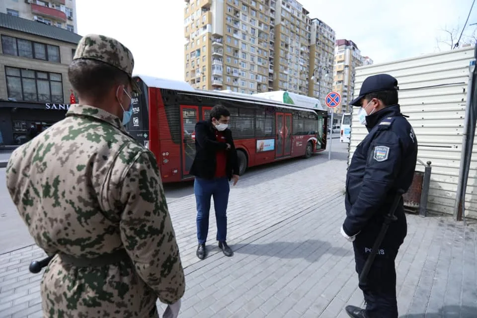 Bakıda polis xüsusi karantin rejimini pozanları aşkarlamağa davam edir - FOTO