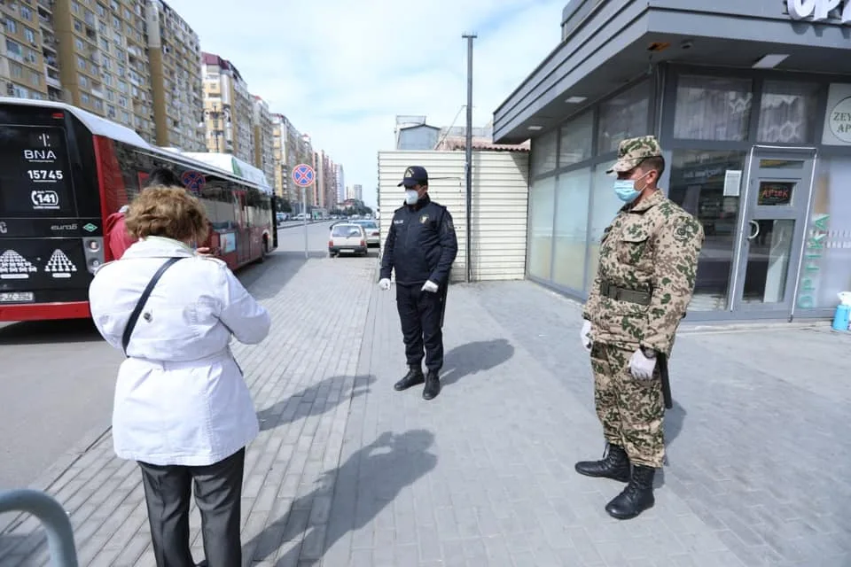 Bakıda polis xüsusi karantin rejimini pozanları aşkarlamağa davam edir - FOTO