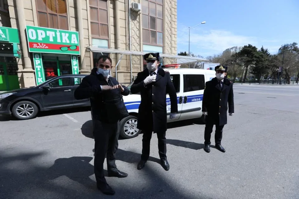 Bakıda polis xüsusi karantin rejimini pozanları aşkarlamağa davam edir - FOTO