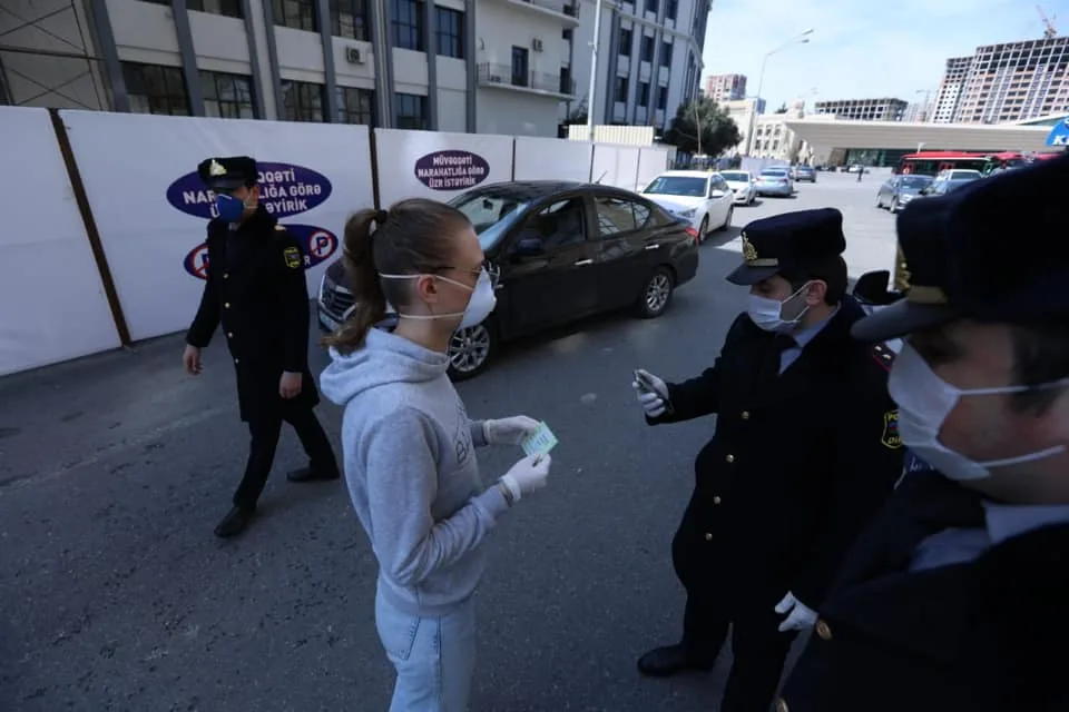 Bakıda polis xüsusi karantin rejimini pozanları aşkarlamağa davam edir - FOTO