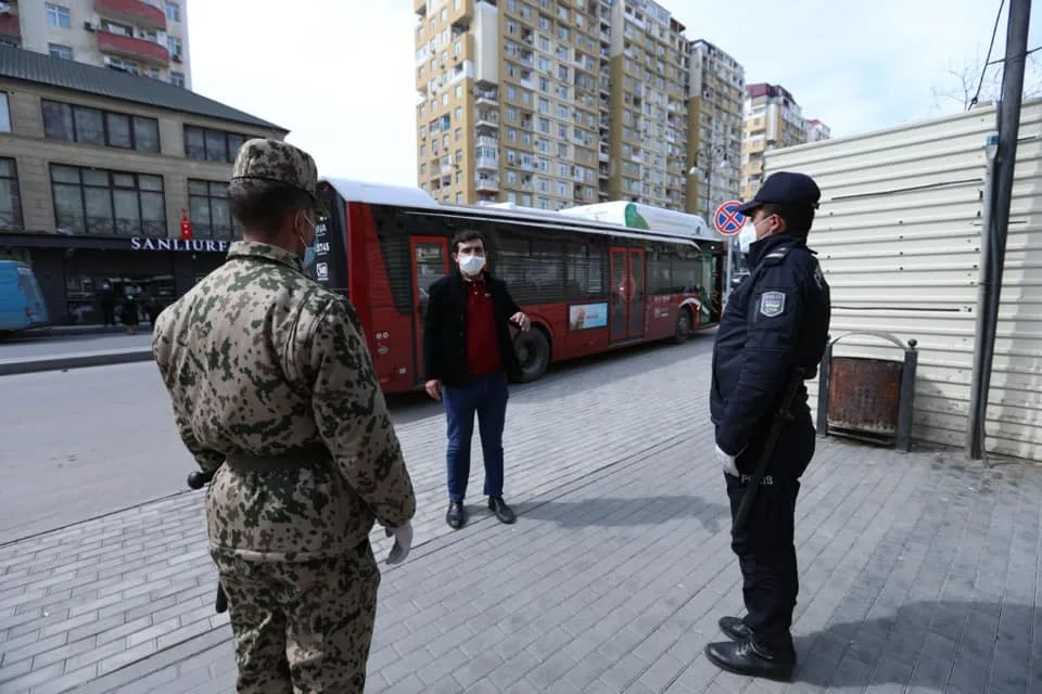 Bakıda polis xüsusi karantin rejimini pozanları aşkarlamağa davam edir - FOTO
