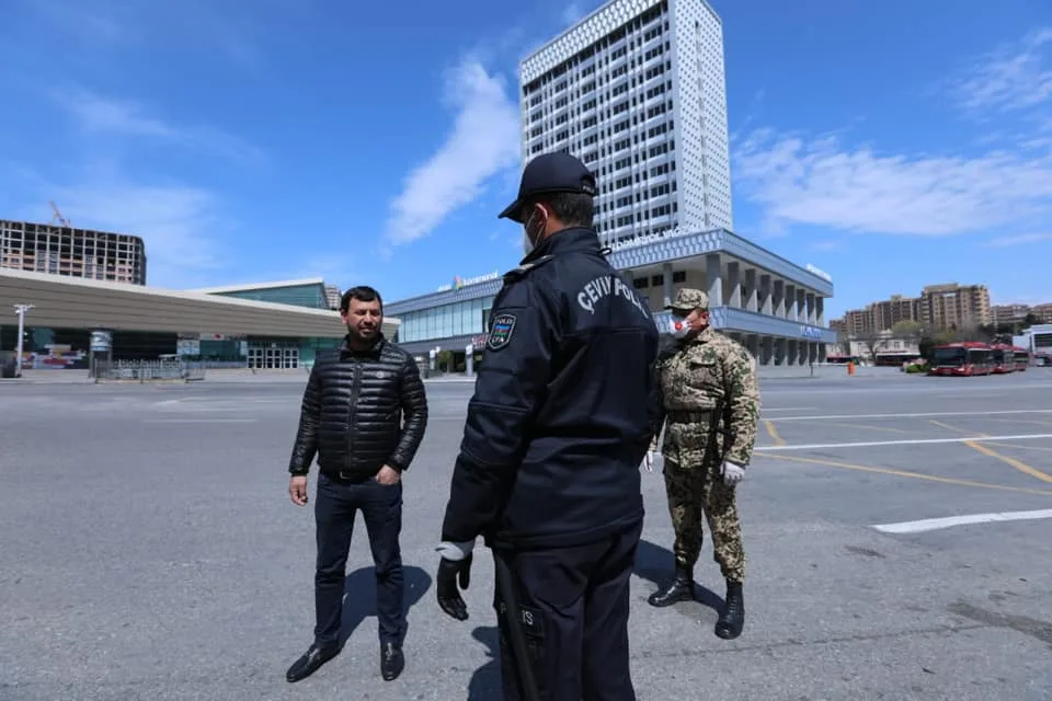 Bakıda polis xüsusi karantin rejimini pozanları aşkarlamağa davam edir - FOTO