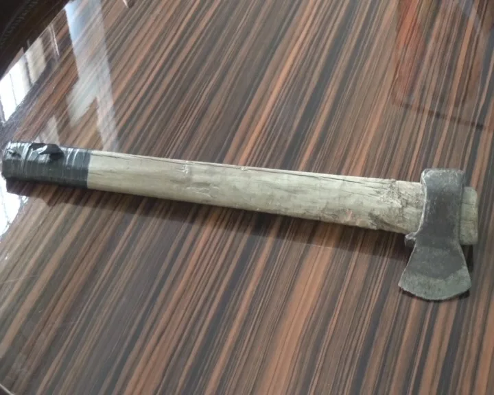 Satıcını balta ilə hədələyərək spirtli içki - TƏLƏB ETDİ - FOTO