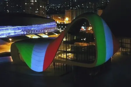 Heydər Əliyev Mərkəzindən İtaliyaya həmrəylik nümayişi - VİDEO