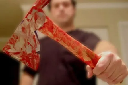 Qayınata 4 uşaq anası olan gəlinini - BALTALADI