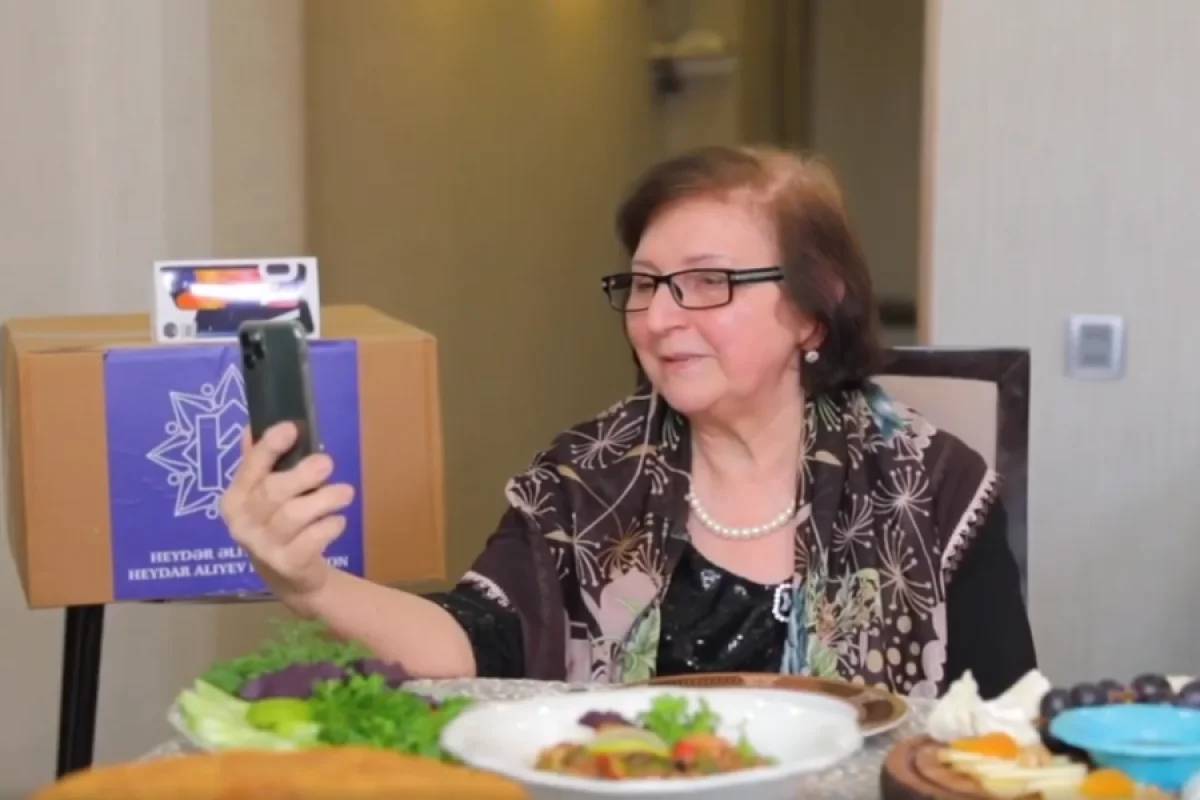 Sevda Ələkbərzadə 74 yaşlı Fazilə xala üçün - OXUDU - VİDEO