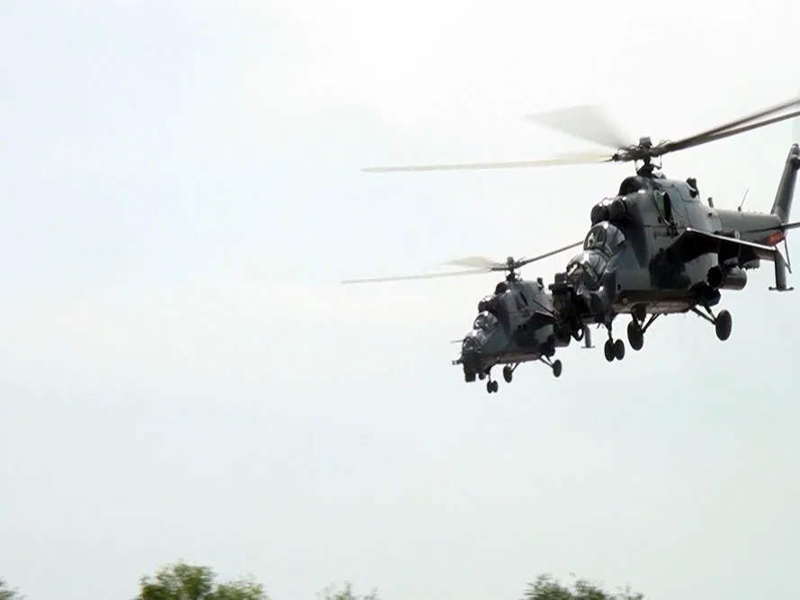 Helikopter bölmələri uçuş məşqləri keçirir- - VİDEO