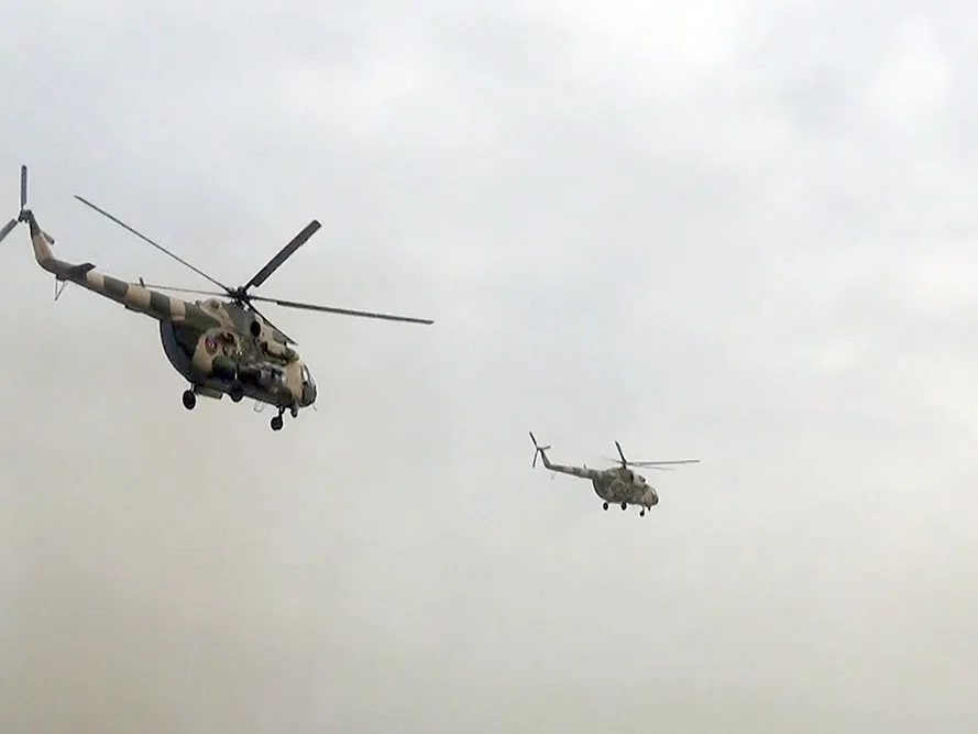 Helikopter bölmələri uçuş məşqləri keçirir- - VİDEO