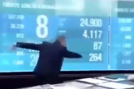 Aparıcını canlı yayımda əvvəlcə tok vurdu, sonra isə yıxıldı - VİDEO