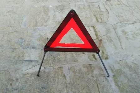 Bakıda minik avtomobili səkiyə çırpılıb, xəsarət alan var - FOTO
