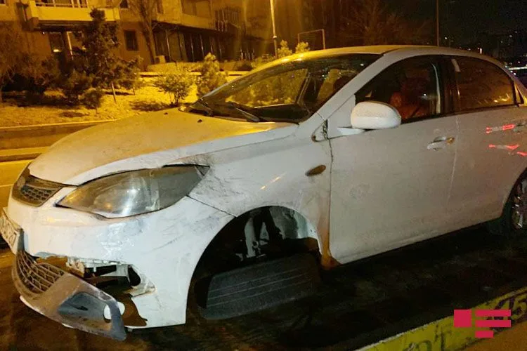 Bakıda minik avtomobili səkiyə çırpılıb, xəsarət alan var - FOTO