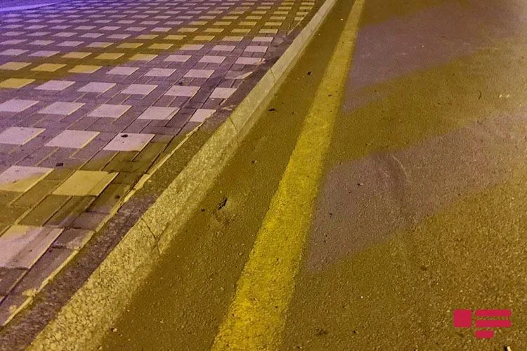 Bakıda minik avtomobili səkiyə çırpılıb, xəsarət alan var - FOTO