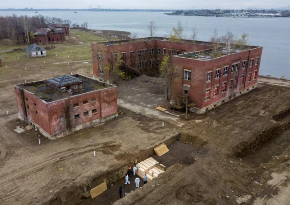 Şok görüntülər - KÜTLƏVİ MƏZARLIQ, ÜST-ÜSTƏ YIĞILAN MEYİTLƏR - FOTO