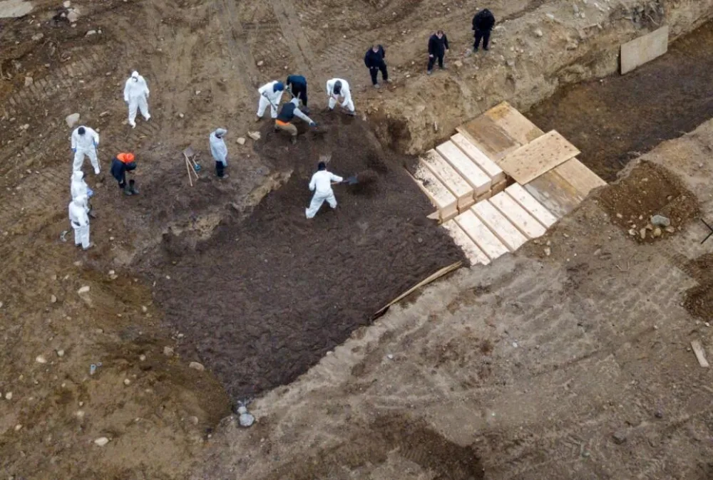Şok görüntülər - KÜTLƏVİ MƏZARLIQ, ÜST-ÜSTƏ YIĞILAN MEYİTLƏR - FOTO