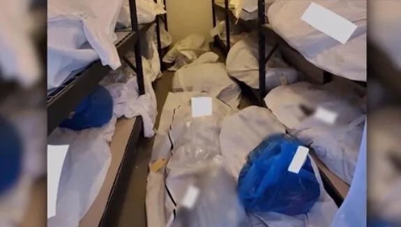 Şok görüntülər - KÜTLƏVİ MƏZARLIQ, ÜST-ÜSTƏ YIĞILAN MEYİTLƏR - FOTO