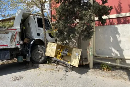 Bakıxanovda qəza- - Kamaz qaz tənzimləyici şkafa çırpıldı