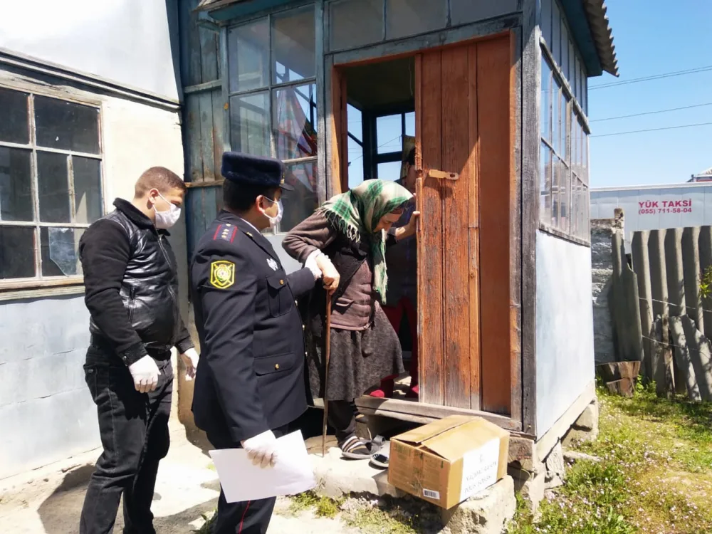 Xaçmaz polisi ailələrə ərzaq yardımı etdi - FOTOLAR