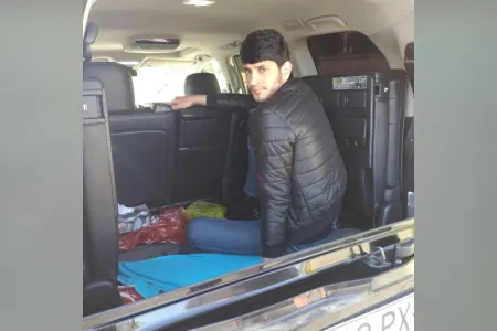 Dostunu avtomobilin yük yerində - GİZLƏTMƏK İSTƏDİ - FOTOLAR